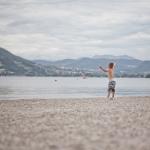 Bambino in spiaggia lago Caldonazzo - APT Valsugana Andrea Buzzichelli