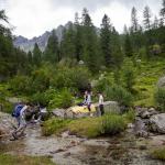 Ragazzi salto ruscello - APT Valsugana Stefano Parrini